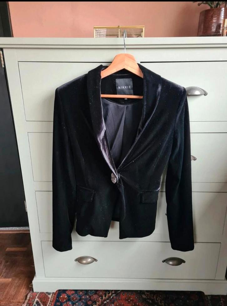 Zwarte velvet blazer van Nikkie, Kleding | Dames, Jasjes, Kostuums en Pakken, Zo goed als nieuw, Jasje, Maat 36 (S), Zwart, Ophalen of Verzenden
