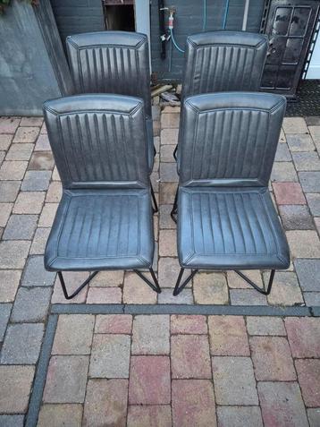 Te koop aangeboden vier industriële eetkamerstoelen. beschikbaar voor biedingen