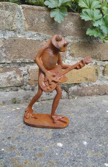 Metalen beeldje roestige kikker met gitaar beschikbaar voor biedingen