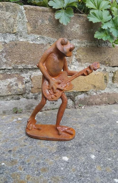 Metalen beeldje roestige kikker met gitaar, Verzamelen, Beelden en Beeldjes, Nieuw, Dier, Ophalen of Verzenden