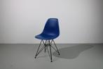 16 Vitra Eames DSR dining chairs donker blauw