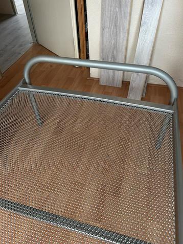 Dubbele logeerbed beschikbaar voor biedingen