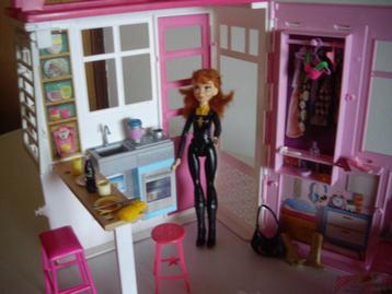 barbiehuis met acc beschikbaar voor biedingen