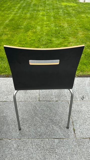 Zwarte, houten stapelstoelen (8 stuks) beschikbaar voor biedingen