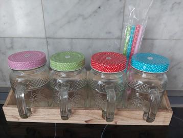 Set drinkglas met deksel en rietjes beschikbaar voor biedingen