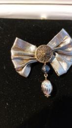 BROCHE: gouden stoffen strik met zwarte kraal, Overige materialen, 4 tot 7 cm, Ophalen of Verzenden, Zo goed als nieuw