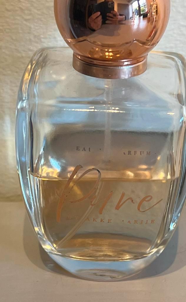 Pure by Akke Marije - Eau de parfum 100 ml half vol, Sieraden, Tassen en Uiterlijk, Uiterlijk | Parfum, Zo goed als nieuw, Ophalen of Verzenden