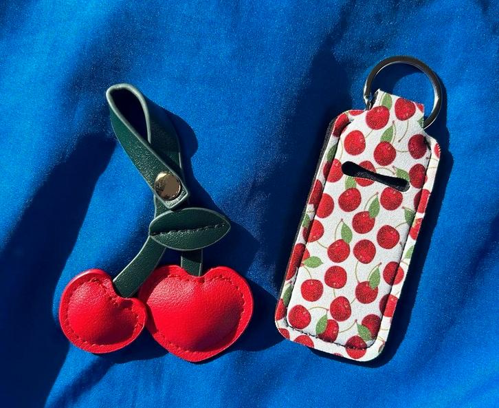 Sleutelhangers: Kers en Kerspatroon (Set van 2), Verzamelen, Sleutelhangers, Zo goed als nieuw, Overige typen, Ophalen of Verzenden