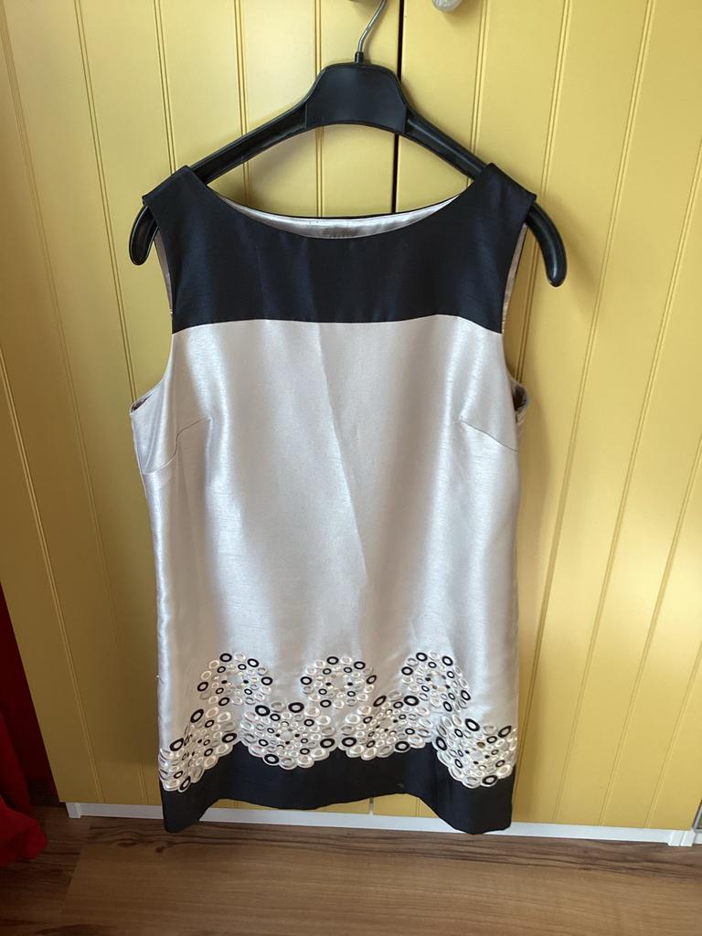 Monsoon cocktailjurk maat 42, Kleding | Dames, Verzenden, Beige, Maat 42/44 (L), Zo goed als nieuw