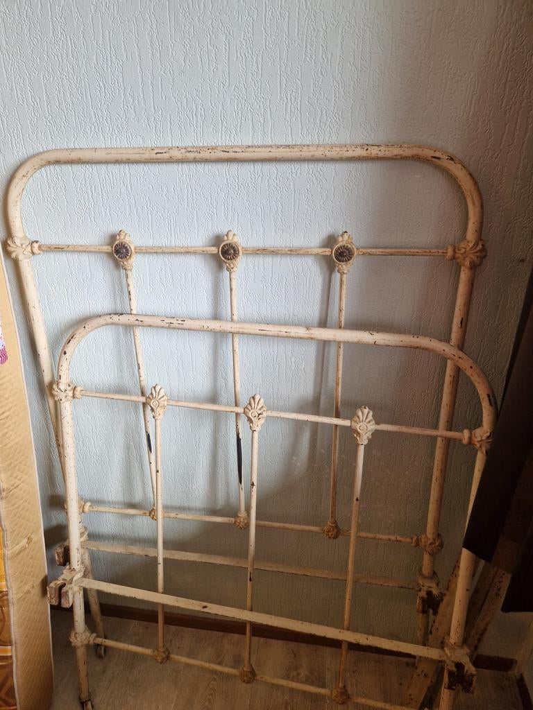 Prachtig zwaar gietijzeren bed - compleet, Antiek en Kunst, Antiek | Meubels | Bedden, Ophalen of Verzenden