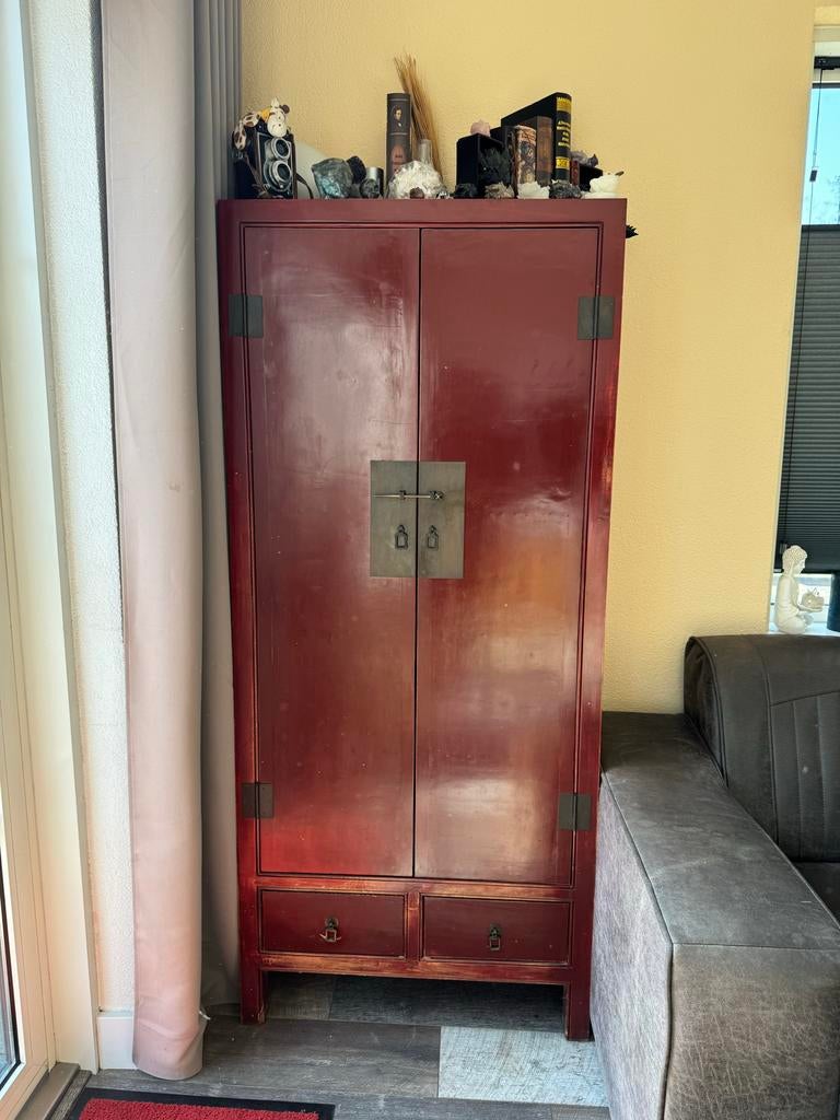 Rode chinese kast met twee deuren en twee lades, Huis en Inrichting, Kasten | Overige, Ophalen, Gebruikt, Nvt, Nvt
