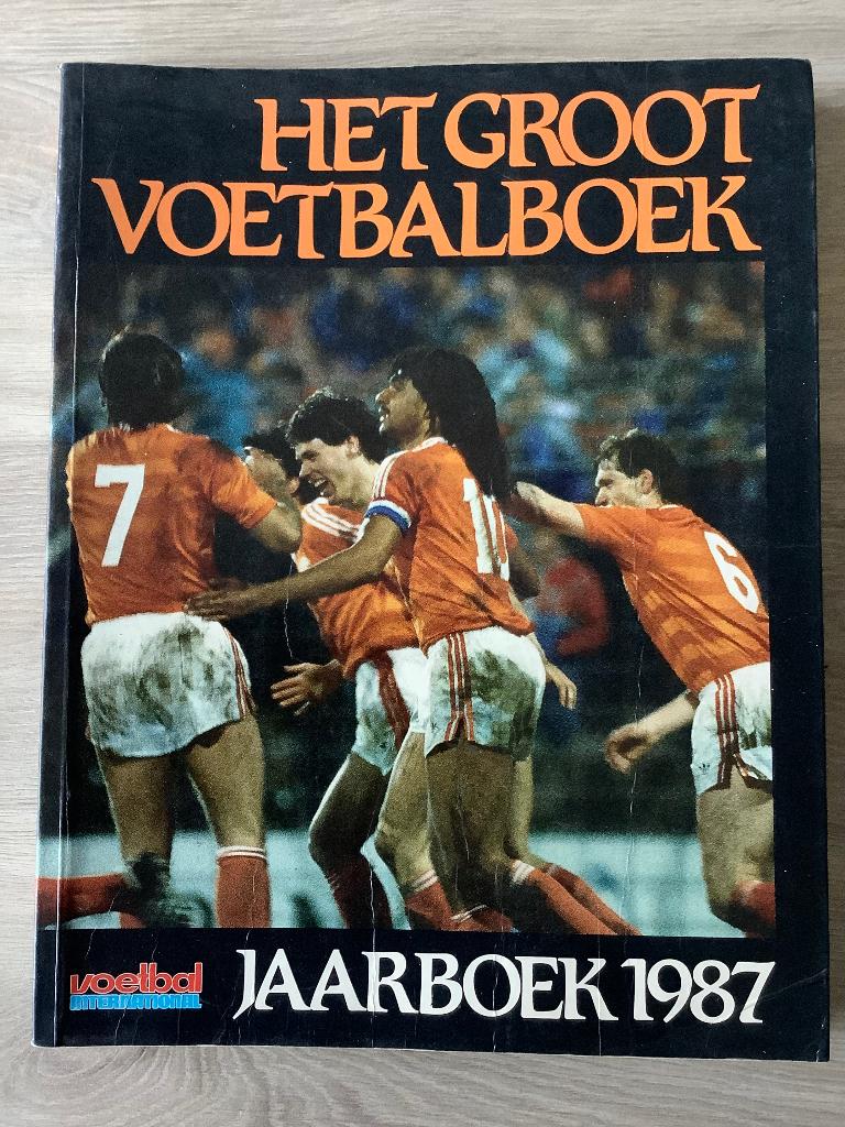 Voetbal International Het Groot Voetbalboek 1987, Ophalen of Verzenden, Zo goed als nieuw, Balsport, Voetbal International