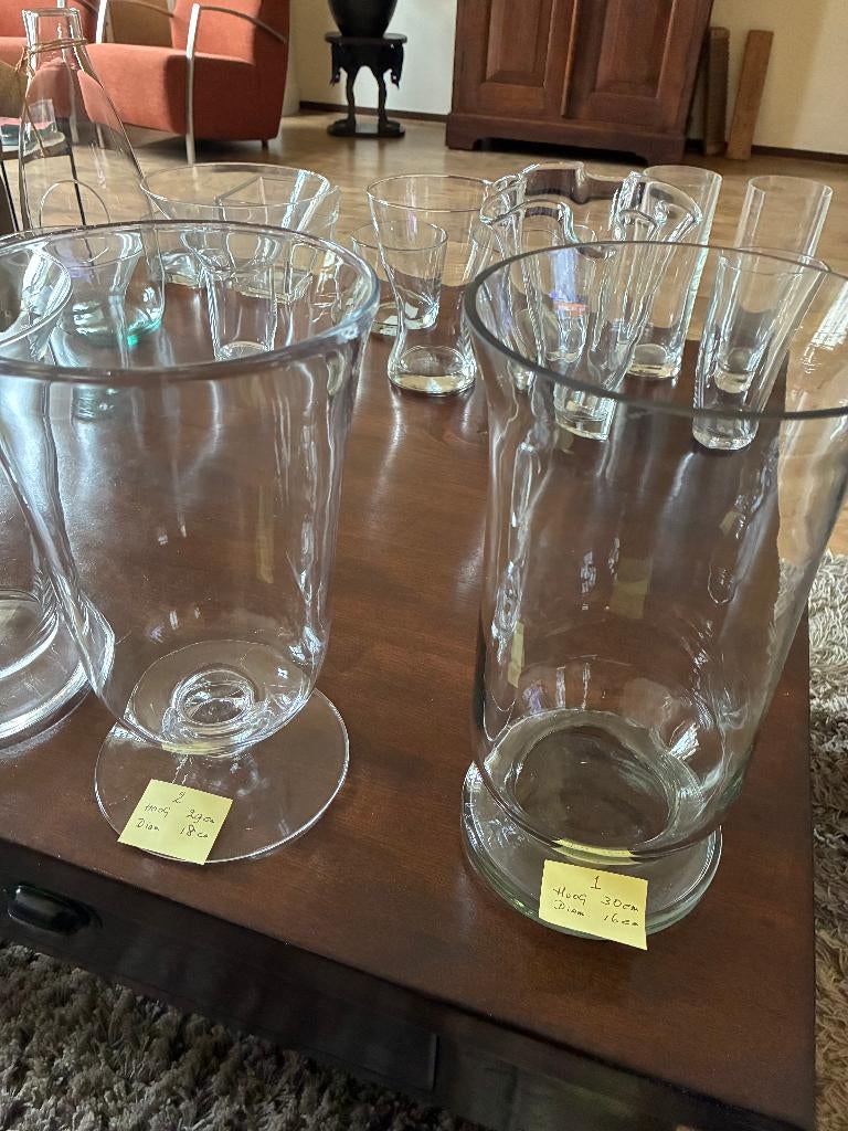 16 Glazen Vazen Bloemenvazen en Potten, Hoogte staat op foto, Overige kleuren, Ophalen of Verzenden, Minder dan 50 cm, Glas