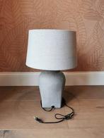 Tafellamp met stenen voet en lichtgrijze kap, Gebruikt, Klassiek, Ophalen of Verzenden, Minder dan 50 cm