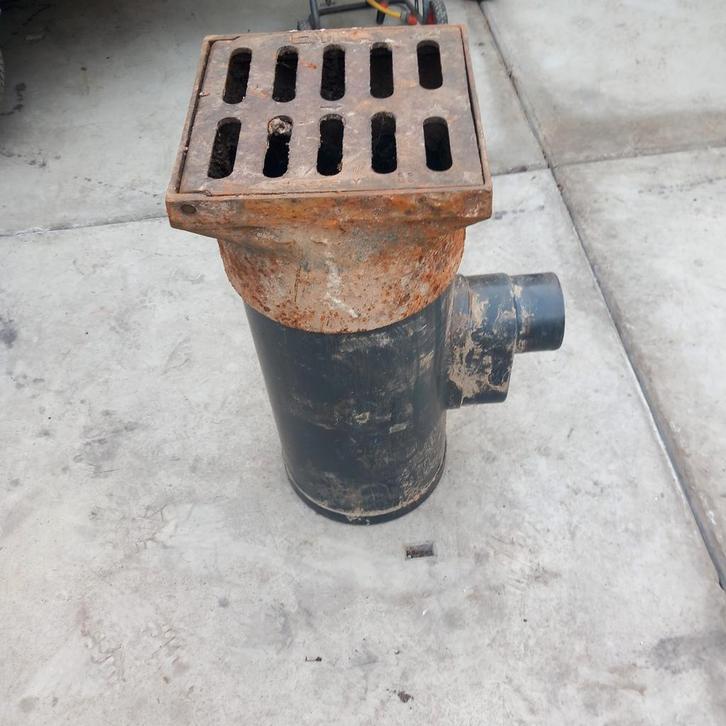 Gietijzeren afvoerput met rooster, kolk, straatkolk, Doe-het-zelf en Verbouw, Buizen en Afvoer, Ophalen