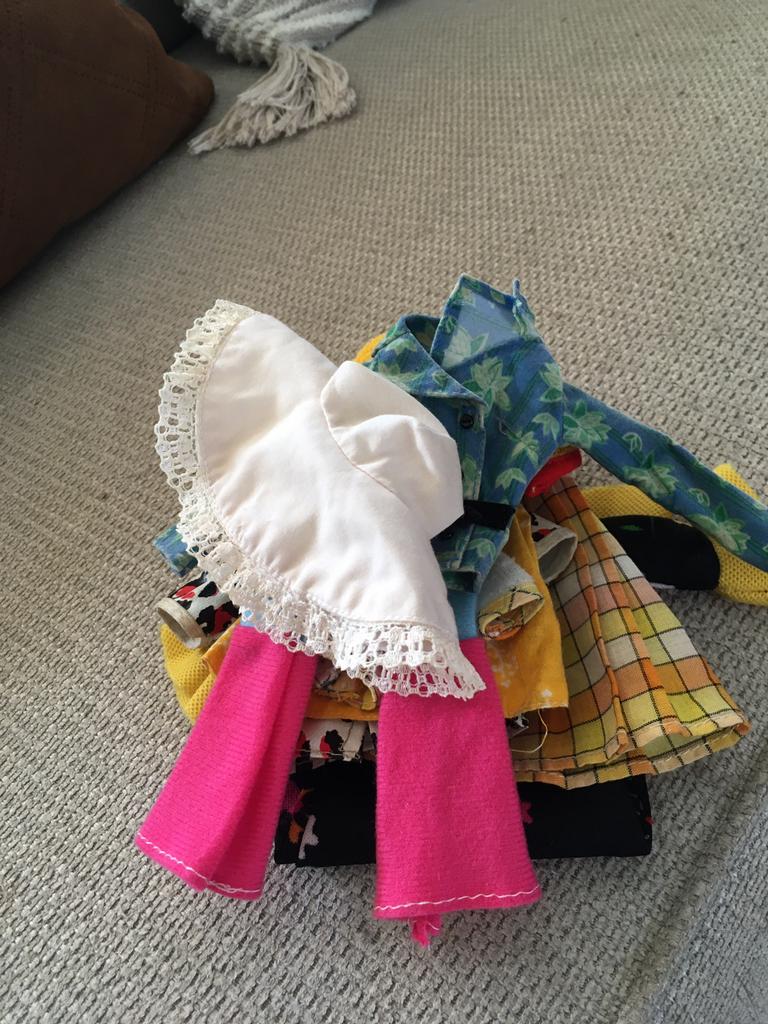 Oude Barbie kleertjes oa Sindy en 3 Barbie poppen., Antiek en Kunst, Ophalen of Verzenden