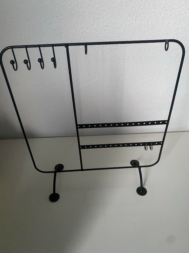 Zwart metalen sieradenrekje met haken en gaatjes, Sieraden, Tassen en Uiterlijk, Overige Accessoires, Ophalen, Zo goed als nieuw