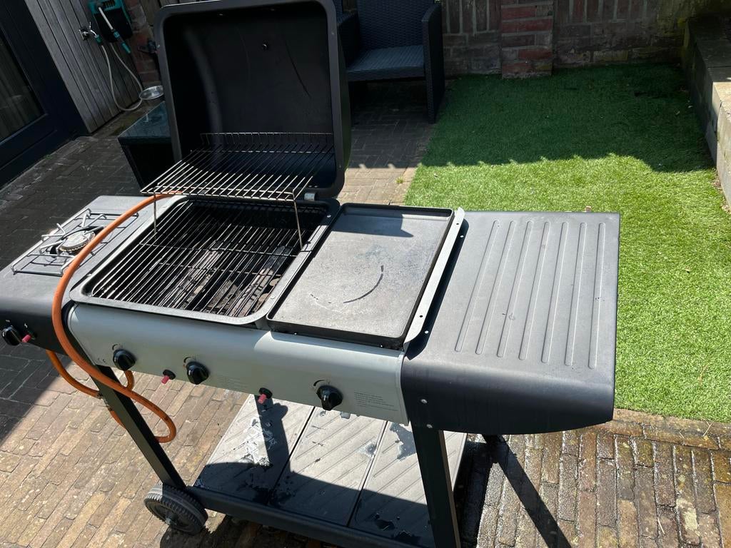 Complete gas bbq met zijbrander, bakplaat, hoes en gasfles, Ophalen, Gebruikt