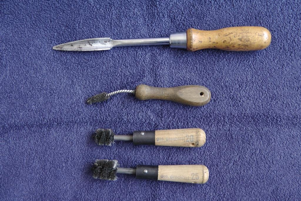 Drie staalborstels rond en een driekant ontbramer/lepel, Ophalen of Verzenden