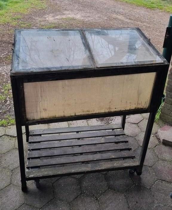 Kweekkas verhoogd en op wielen, Ophalen, Gebruikt, Kweekbak