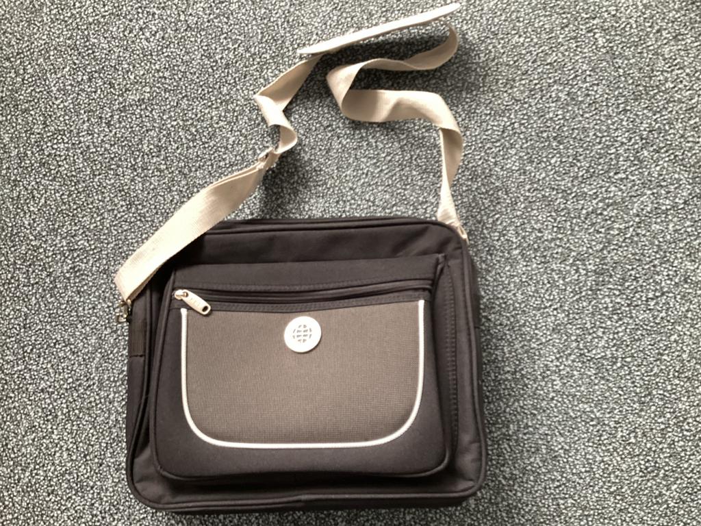 Zwarte Schouder- of Handtas met Ritsvakken. 37x32 cm., Sieraden, Tassen en Uiterlijk, Tassen | Schoudertassen, Ophalen of Verzenden