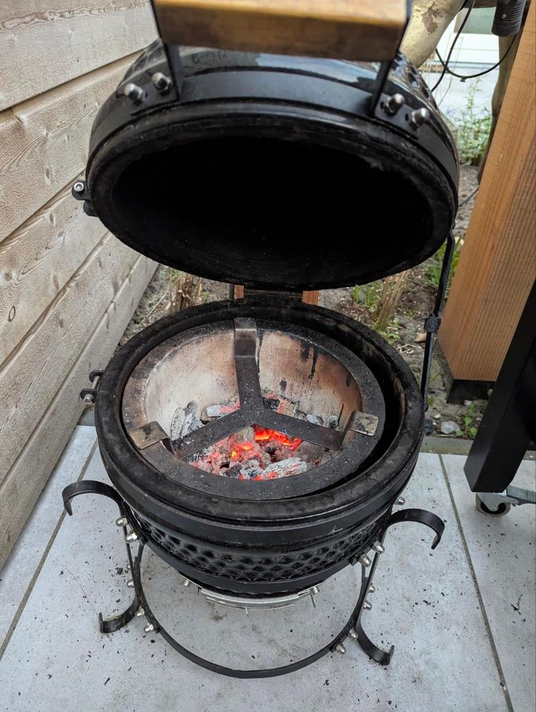 Kamado met gietijzeren rooster & plate setter, Tuin en Terras, Ophalen, Gebruikt, Bushback, Met accessoires