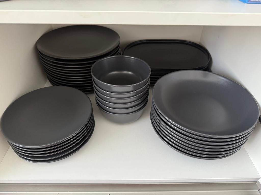 Ikea serviesset zwart, Huis en Inrichting, Keuken | Servies, Zo goed als nieuw, Bord(en), Overige stijlen, Porselein, Ophalen