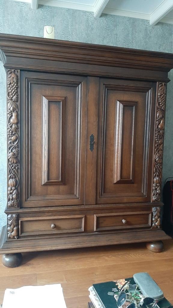 Antieke Eiken Kast met Rijkelijk Snijwerk 150 cm breed., Antiek en Kunst, Antiek | Meubels | Kasten, Ophalen of Verzenden