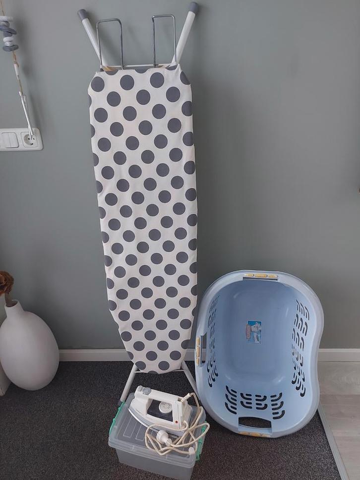 Strijkplank, stoomstrijkijzer en wasmand set, Witgoed en Apparatuur, Strijkijzers en Strijkplanken, Gebruikt, Strijkijzer met snoer