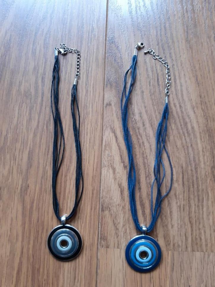 2x ketting van Miss Etam blauw en zwart., Sieraden, Tassen en Uiterlijk, Kettingen, Gebruikt, Overige materialen, Zwart, Met hanger