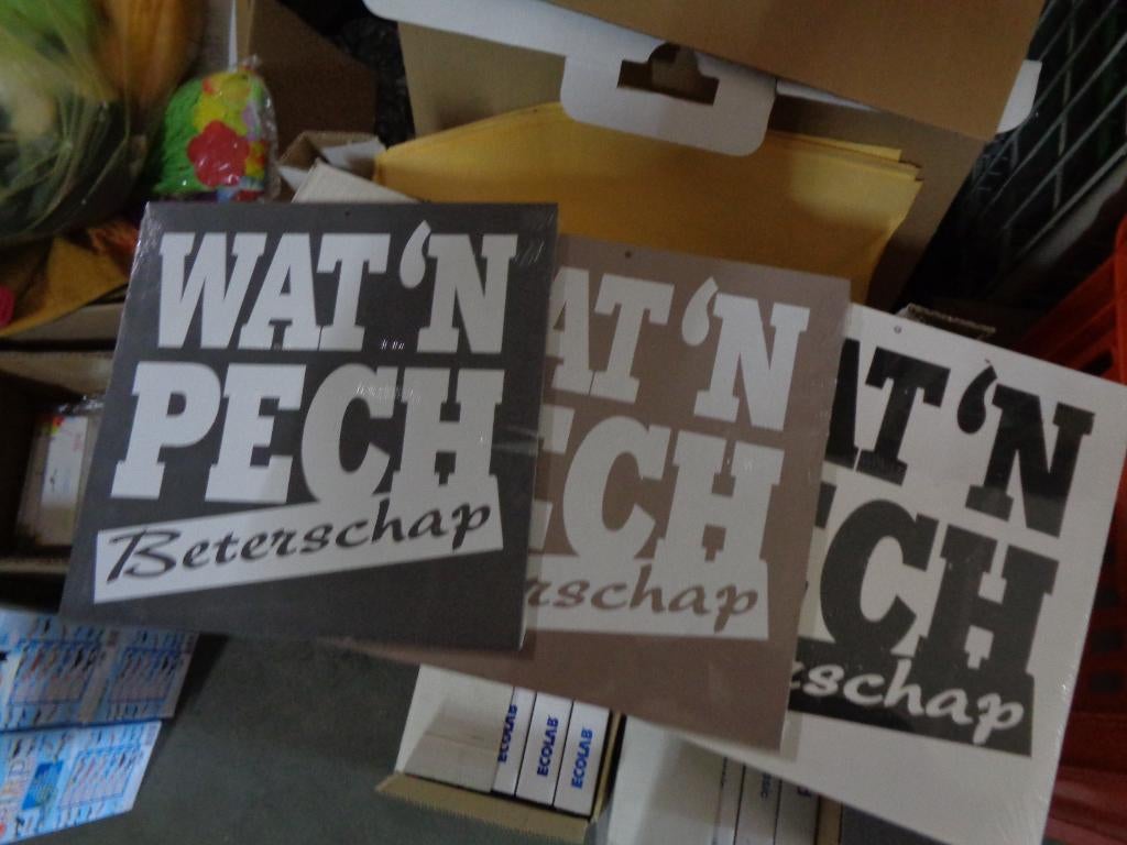 PARTIJ TEKSTBORD WAT EEN PECH BETERSCHAP, Diversen, Rommelmarktspullen, ., Nieuw, Ophalen of Verzenden, .