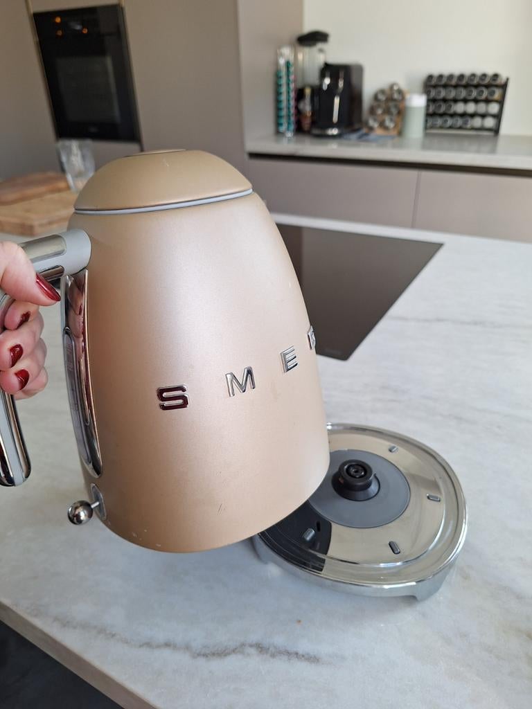 SMEG Waterkoker Champagnekleur - Stijlvol en Functioneel, Witgoed en Apparatuur, Waterkokers, 1 tot 2 liter, Ophalen, Zo goed als nieuw