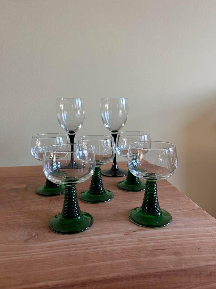 Roemer en Luminarc wijnglazen met groene en zwarte voet 5+2, Antiek en Kunst, Antiek | Glas en Kristal, Ophalen