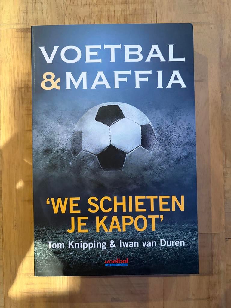 Boek: Voetbal & Maffia - Tom Knipping, Ophalen of Verzenden, Zo goed als nieuw, Overige sporten