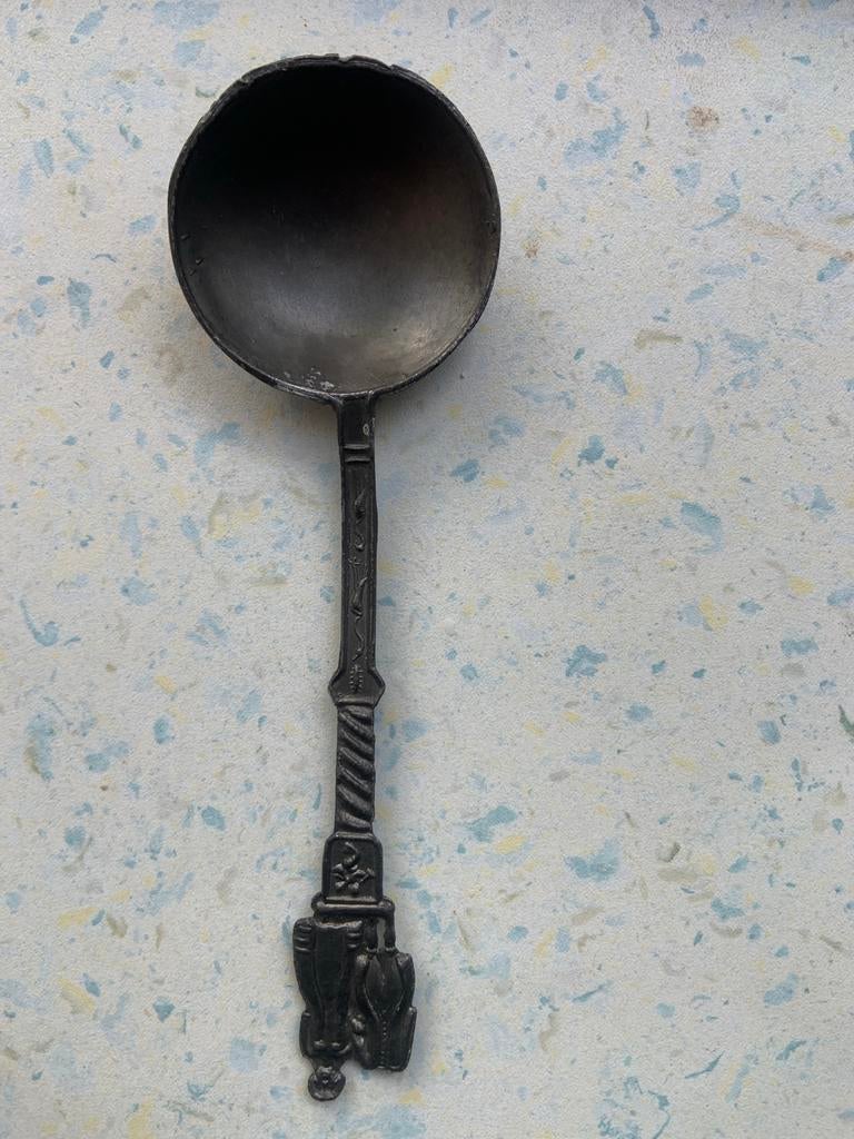 Oud zwart metalen lepel met versierde steel, Ophalen of Verzenden