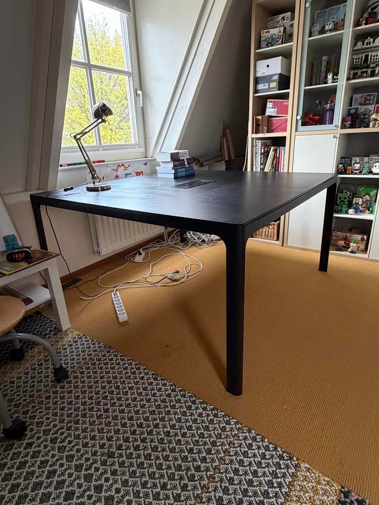 Ikea vergadertafel zwart 140x140cm met kabelopening, Huis en Inrichting, Bureaus, Ophalen, Gebruikt