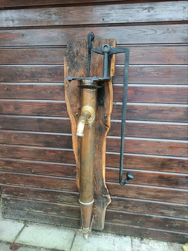 Oude pomp voor decoratie, Ophalen