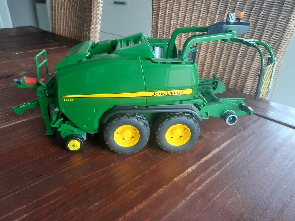 Bruder JohnDeere pers, Ophalen