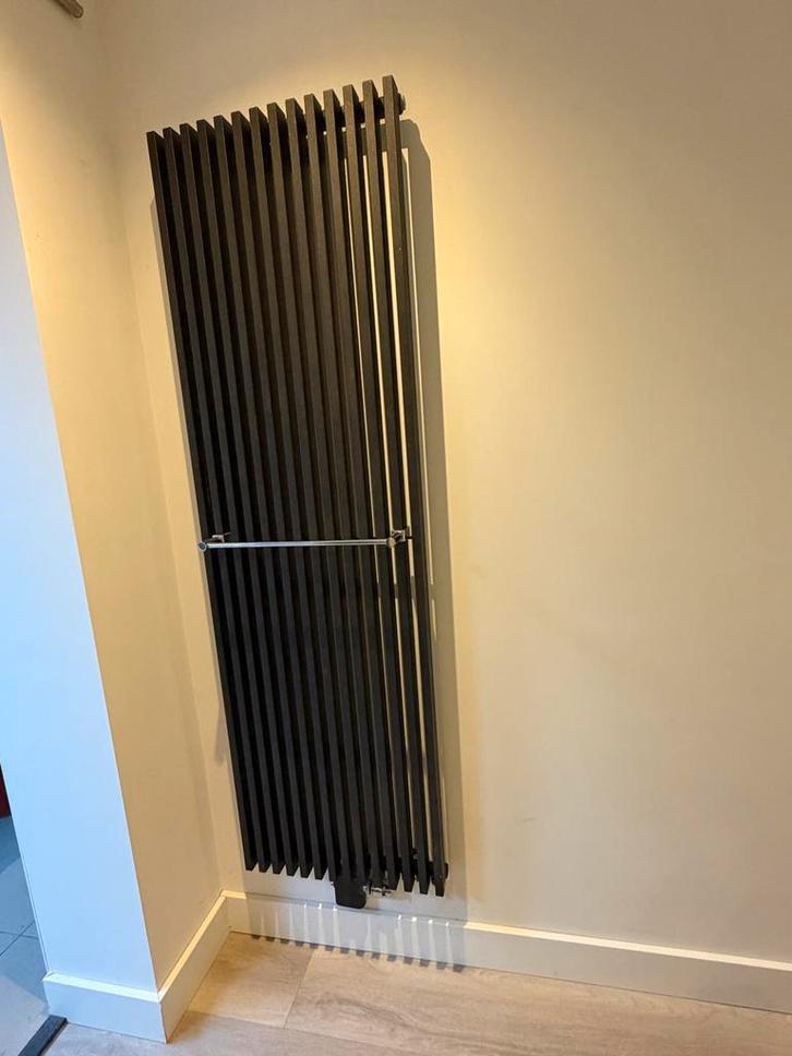 Moderne designradiator - Zwart, verticaal, Doe-het-zelf en Verbouw, Verwarming en Radiatoren, Zo goed als nieuw, Radiator, 800 watt of meer