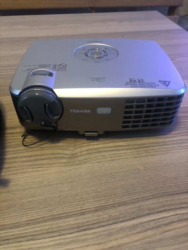 Toshiba TDP-P8 DLP Projector met afstandsbediening, Audio, Tv en Foto, Beamers, Ophalen of Verzenden, Gebruikt, DLP, Overige resoluties