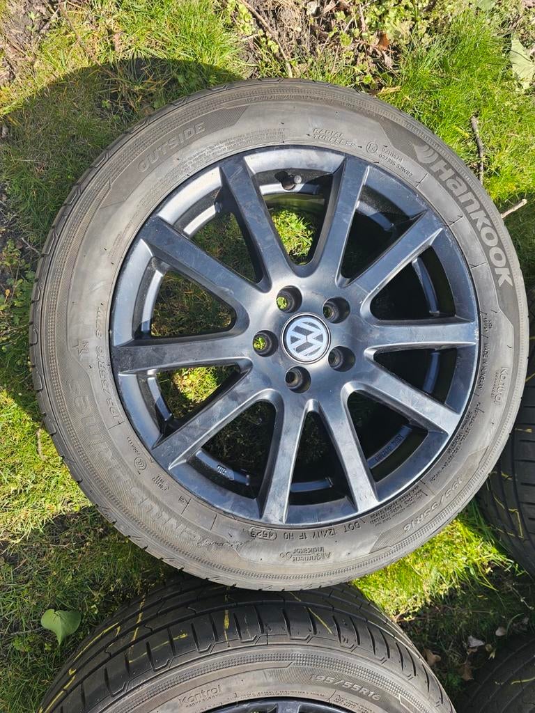 Vw Polo 16 inch zwarte velgen met goede zomerbanden, Auto-onderdelen, Banden en Velgen, Velg(en), 16 inch, 195 mm, Winterbanden