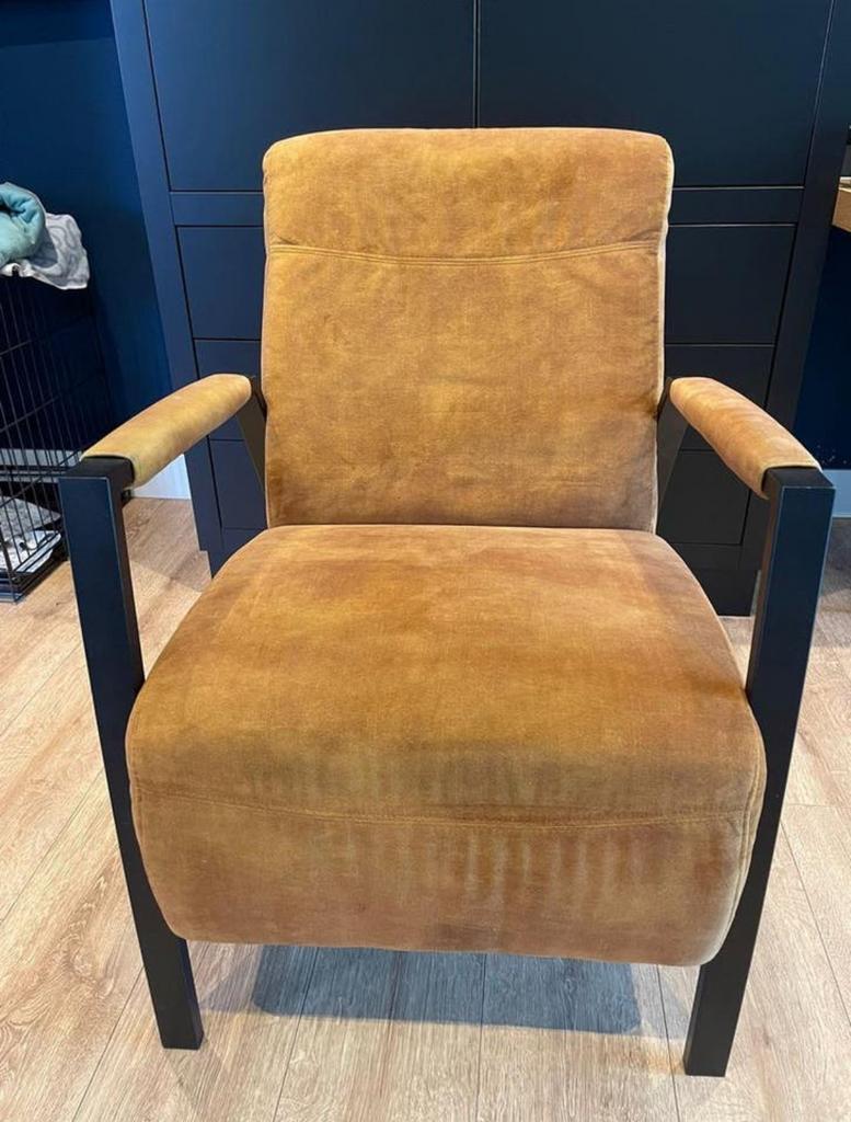 Comfortabele fauteuil - Okergeel met zwart metalen frame, Huis en Inrichting, Fauteuils, Ophalen, 75 tot 100 cm, Zo goed als nieuw