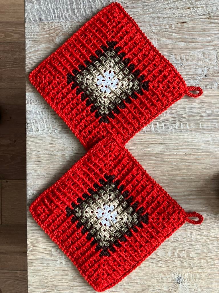 Mooie rode gehaakte dubbele pannenlappen., Huis en Inrichting, Keuken | Textiel, Ophalen of Verzenden, Nieuw, Rood, Overige typen