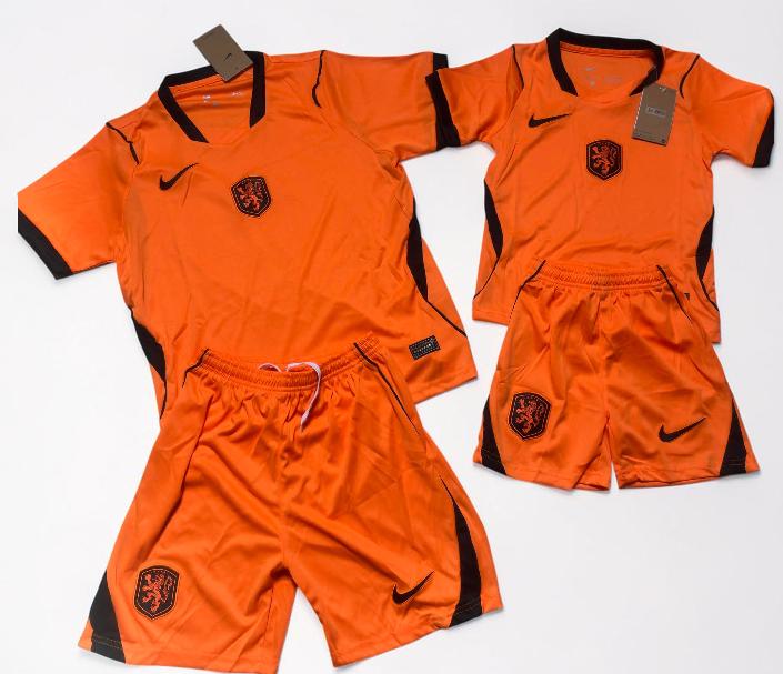 Titel: Nederlands Elftal Thuis Tenue 26/27 maat 98 t/m 164, Maat XS of kleiner, Verzenden, Nieuw, Set