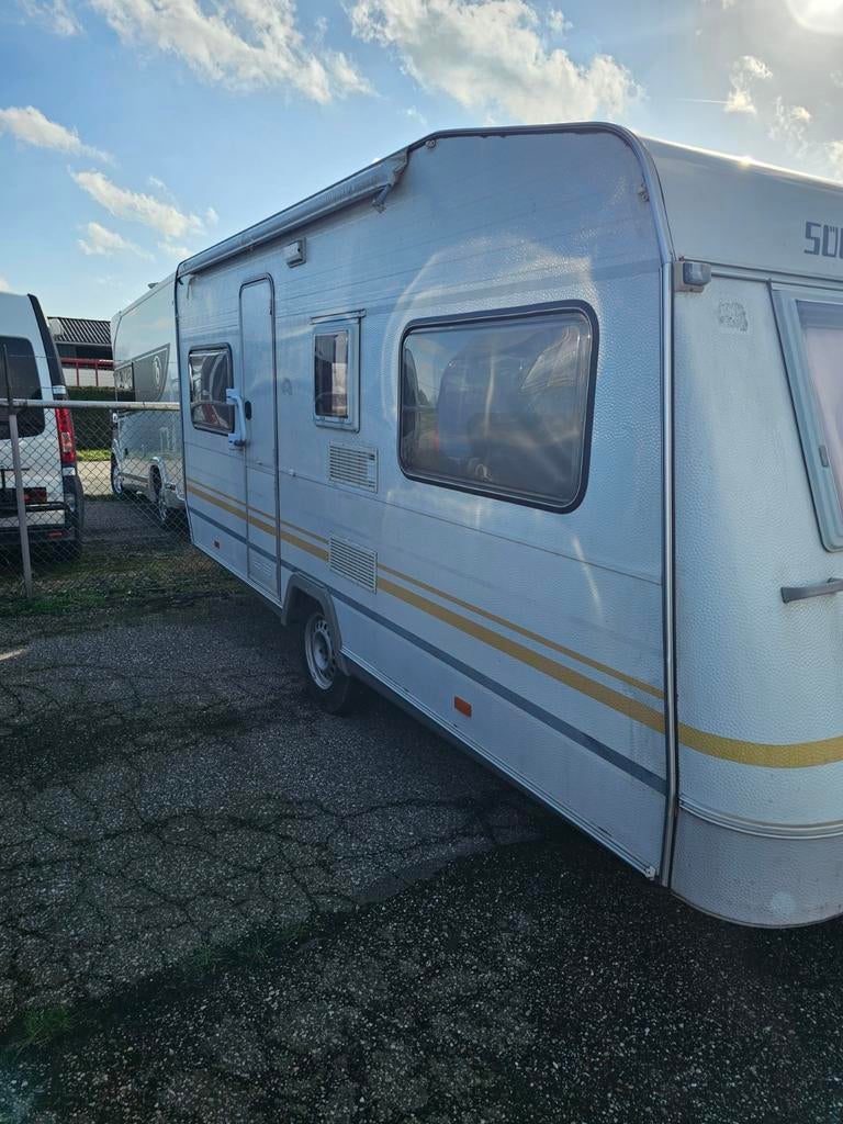 Knaus Sudwind 450 - Perfecte staat, Bovag gekeurd 2024, Caravans en Kamperen, Caravans, Vast bed, Rondzit, Particulier, Stabilisator