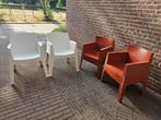 4 kunststof tuinstoelen: 2 wit, 2 oranje, Ophalen, Gebruikt, Kunststof