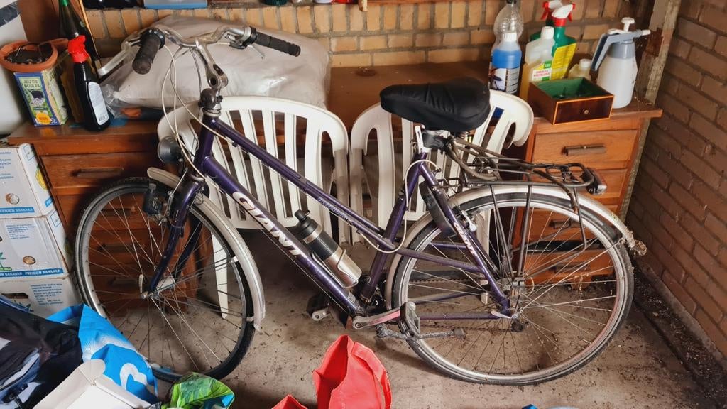 Oude Giant fiets met 2 lekke banden, Fietsen en Brommers, Fietsen | Dames | Damesfietsen, Ophalen