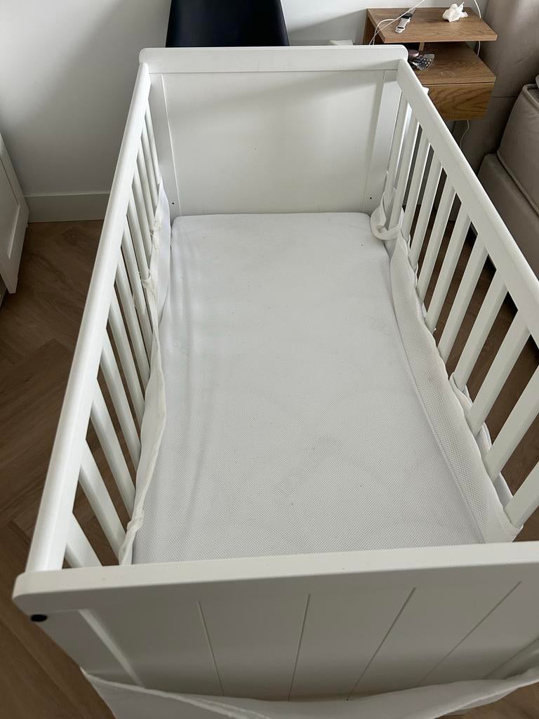 Wit ledikant met matras en bedbumper, Ophalen of Verzenden, Gebruikt, Ledikant