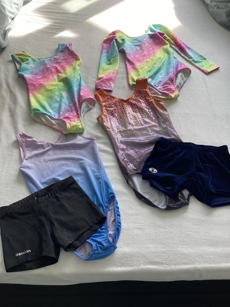 Superleuke turnpakjes met broekjes maat 134-140, Sport en Fitness, Turnen, Overige kleuren, Zo goed als nieuw, Turnpak(je), Kindermaat 122 t/m 140