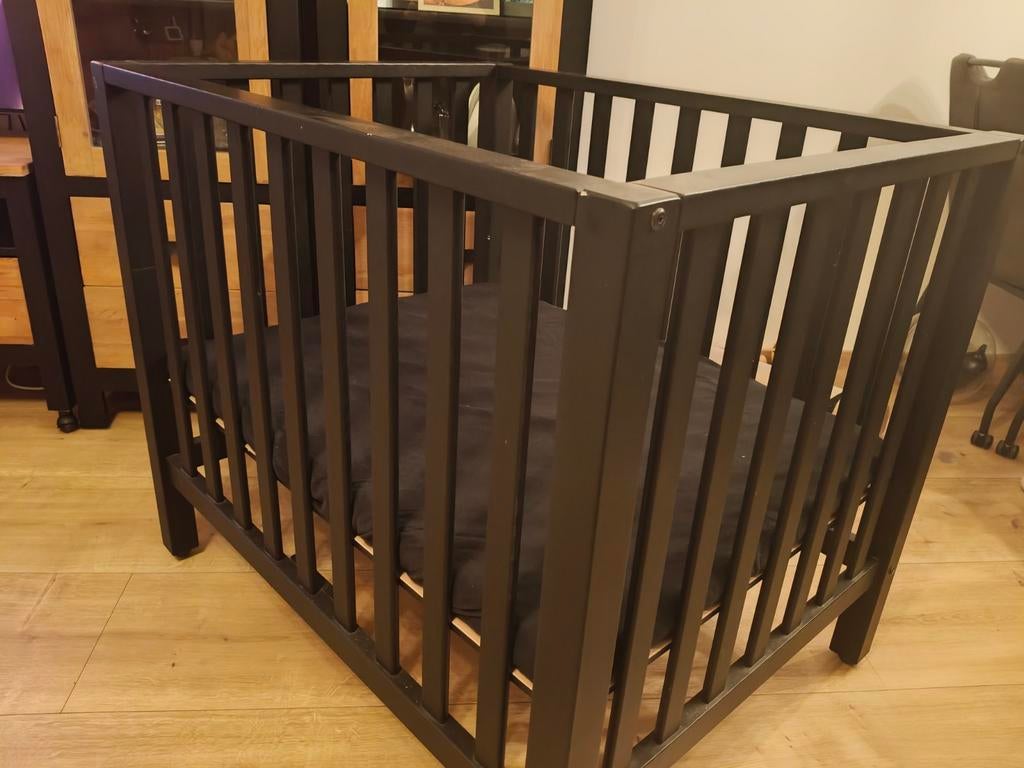 Zwarte baby box op wieltjes, Kinderen en Baby's, Boxen, Ophalen, Gebruikt, Wieltjes